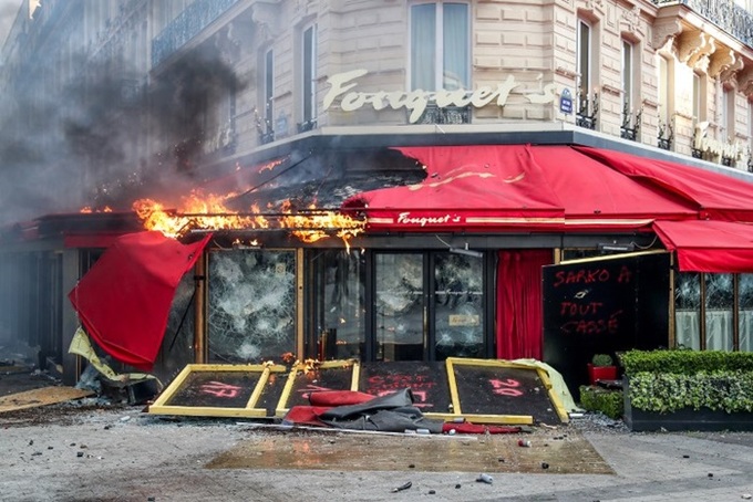 Người biểu tình 'Áo vàng' đập phá, đốt cửa hàng sang trọng ở Paris