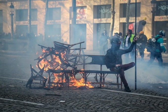 Người biểu tình 'Áo vàng' đập phá, đốt cửa hàng sang trọng ở Paris