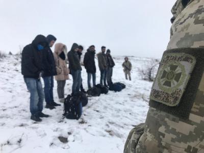 Các nhân viên biên phòng Ukraine bắt nhóm vận chuyển người nhập cư bất hợp pháp từ châu Á trên biên giới với Nga
