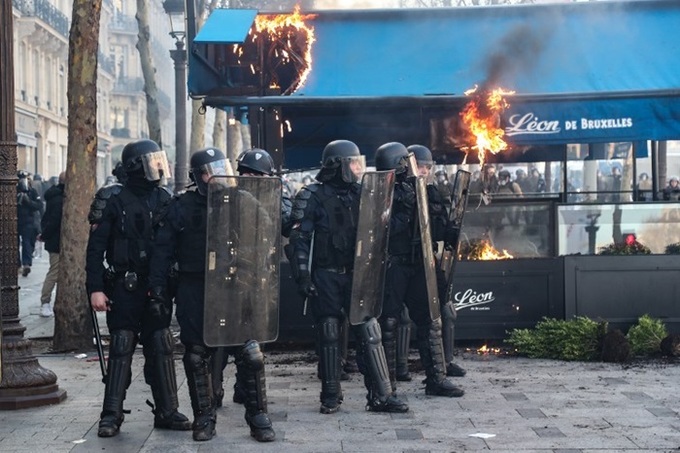 Người biểu tình 'Áo vàng' đập phá, đốt cửa hàng sang trọng ở Paris