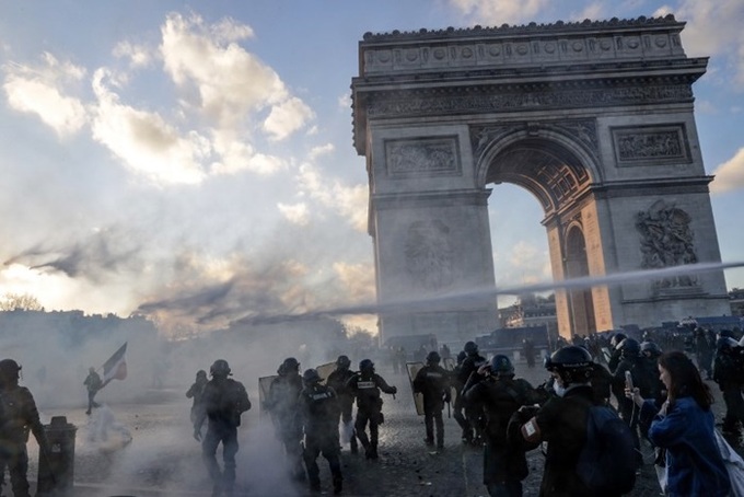 Người biểu tình 'Áo vàng' đập phá, đốt cửa hàng sang trọng ở Paris