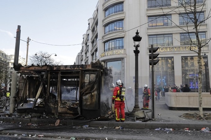 Người biểu tình 'Áo vàng' đập phá, đốt cửa hàng sang trọng ở Paris