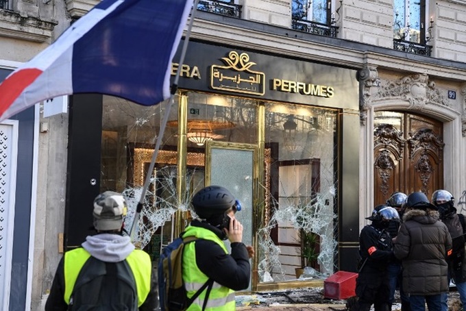 Người biểu tình 'Áo vàng' đập phá, đốt cửa hàng sang trọng ở Paris
