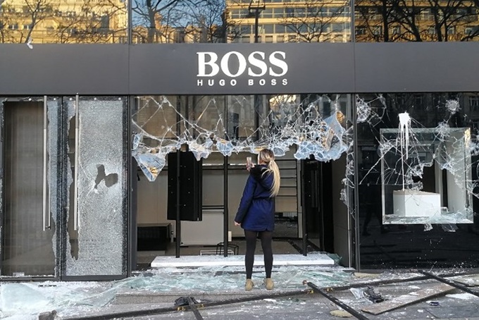 Người biểu tình 'Áo vàng' đập phá, đốt cửa hàng sang trọng ở Paris