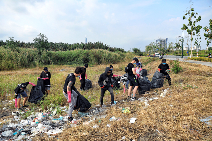 Hàng chục bạn trẻ Sài Gòn nhặt rác ở Thủ Thiêm