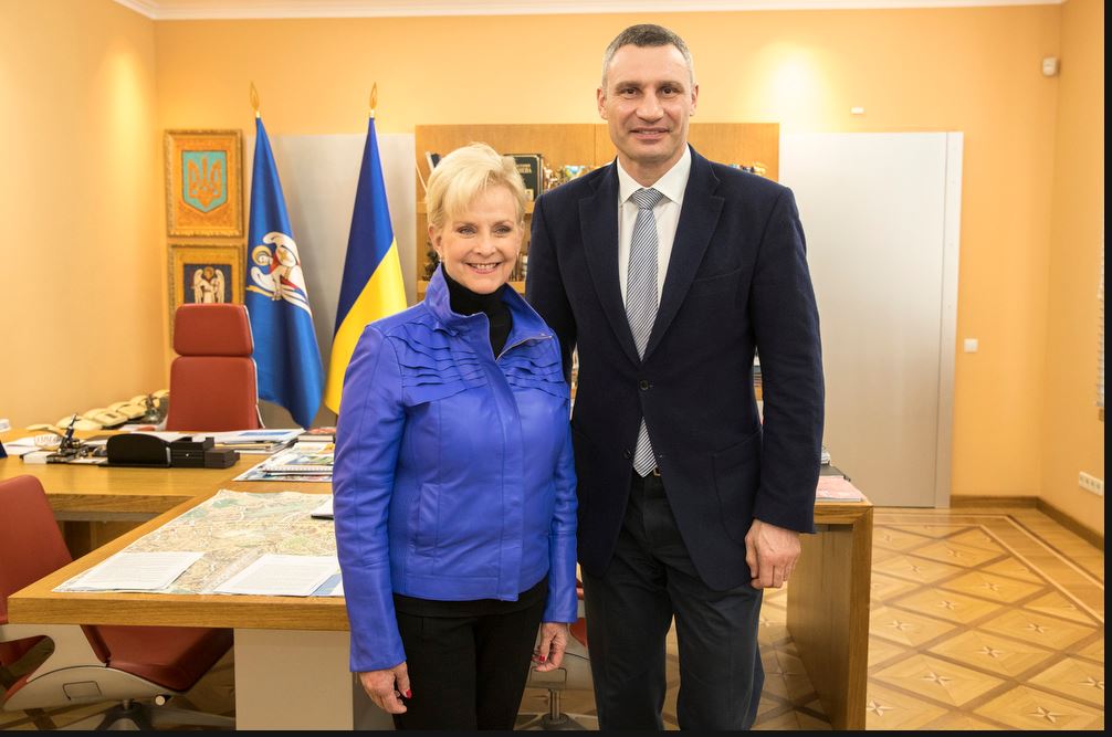 Vợ của cố Thượng nghị sĩ Mỹ McCain tới Ukraine với tư cách là quan sát viên quốc tế giám sát bầu cử