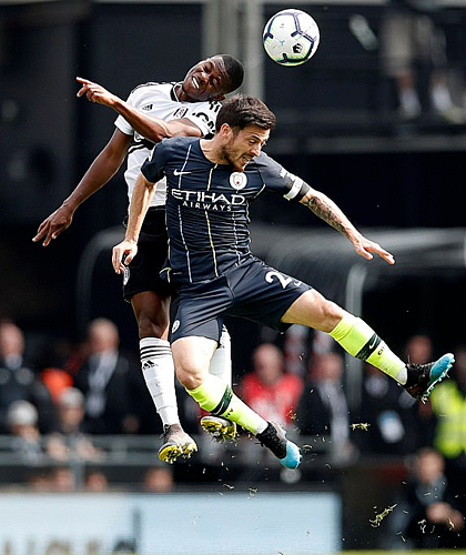 Man City lấy lại ngôi đầu Ngoại hạng Anh