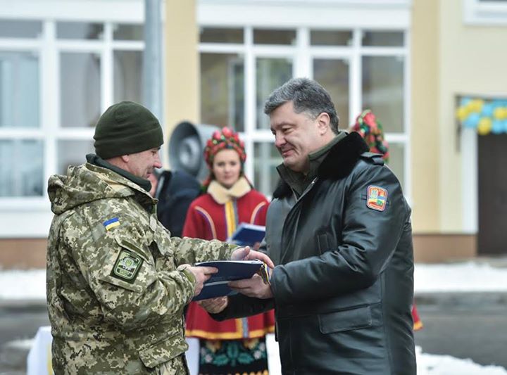 Odessa: Tổng thống Poroshenko trao phần thưởng và chìa khoá căn hộ cho người nhà các thủy thủ Ukraine bị Nga bắt