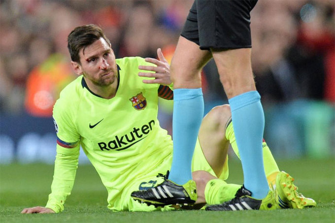 Messi đổ máu trên sân Old Trafford