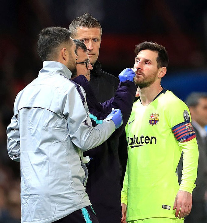 Messi đổ máu trên sân Old Trafford