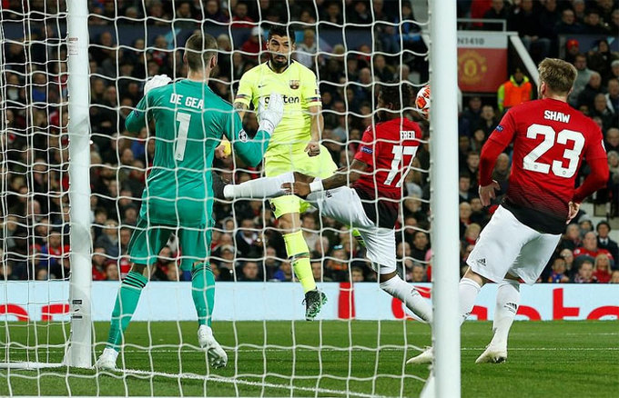 Messi đổ máu trên sân Old Trafford