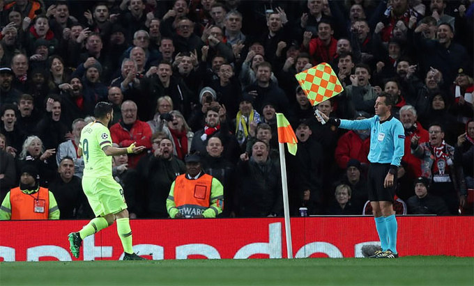Messi đổ máu trên sân Old Trafford