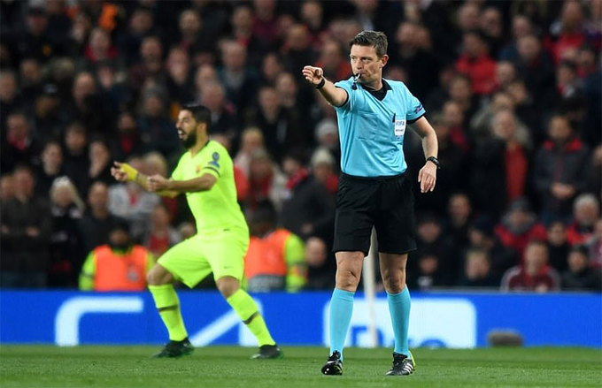 Messi đổ máu trên sân Old Trafford