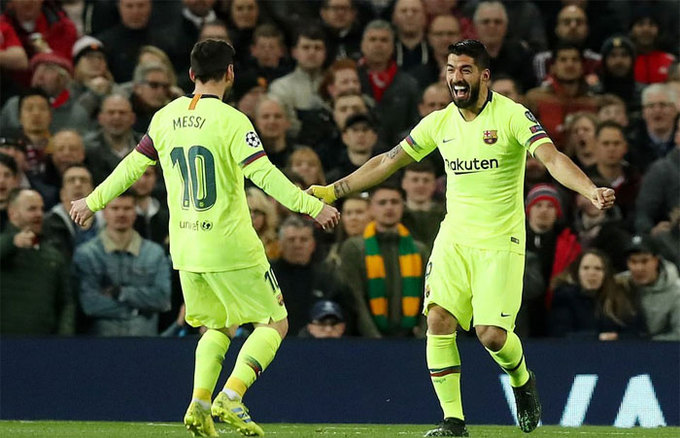 Messi đổ máu trên sân Old Trafford