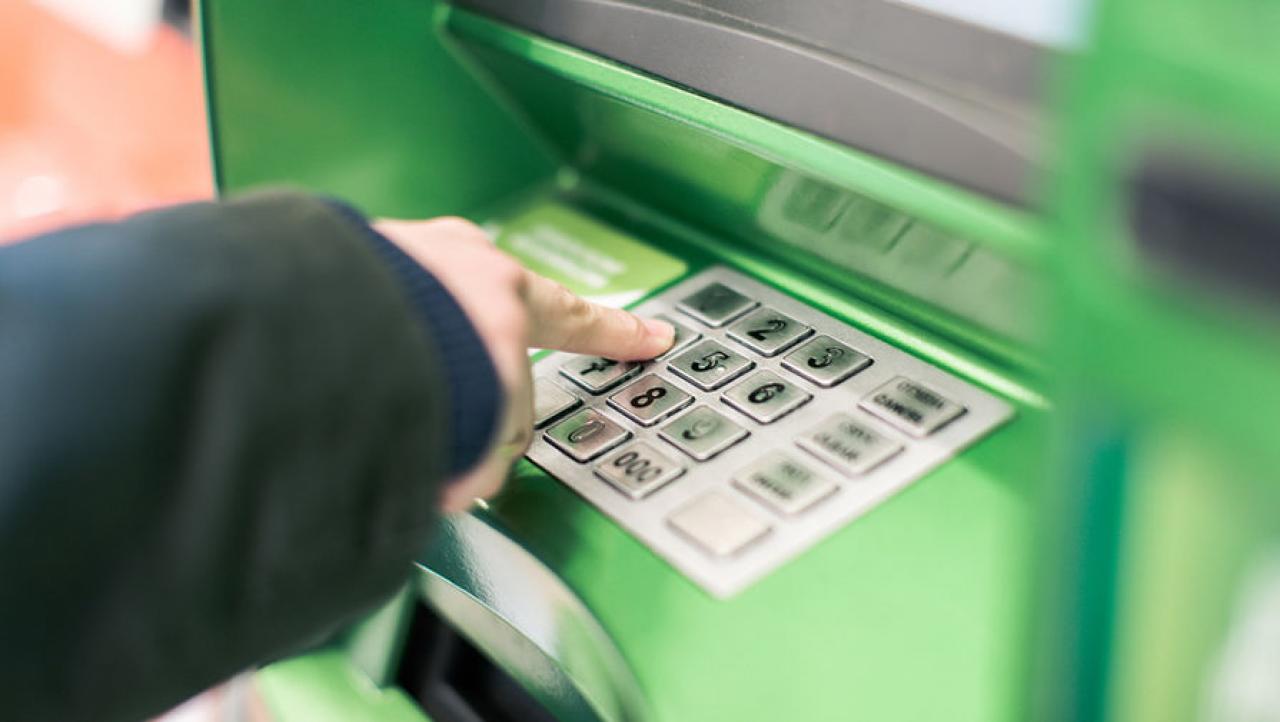 Người dân Ukraine rút tiền khỏi hệ thống ngân hàng