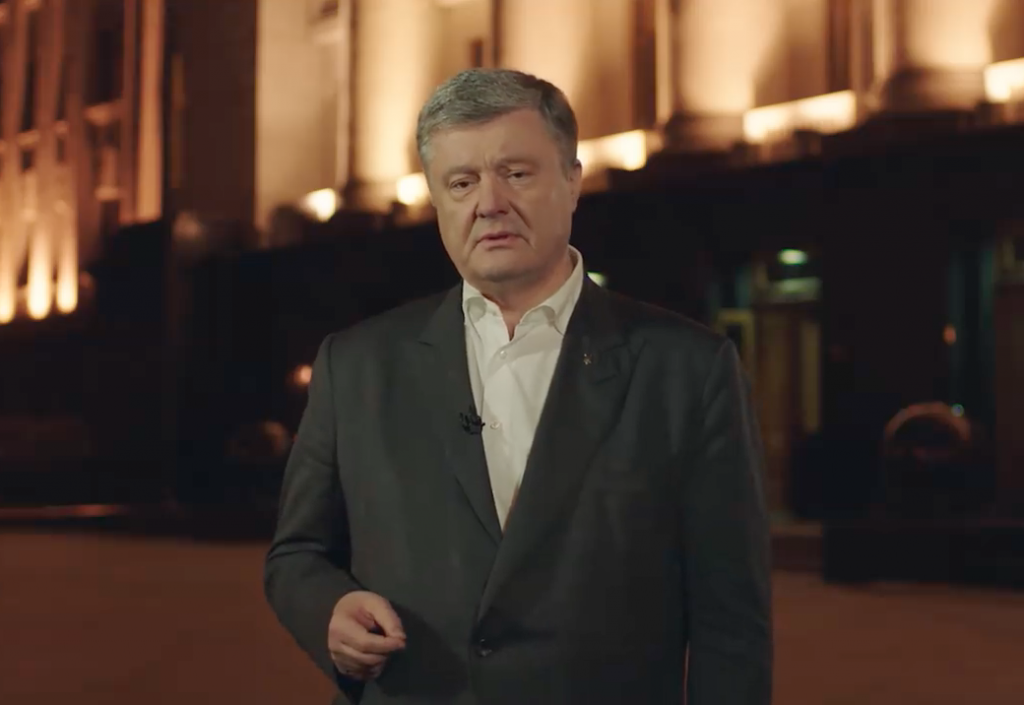 Poroshenko hát tặng Zelinski tại sân vận động Olimpiiski: ”Tôi đến nhưng không có anh”