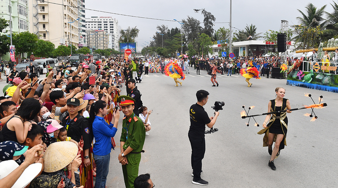 Carnival đường phố khuấy động phố biển Sầm Sơn