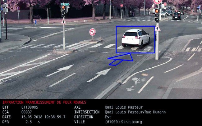 Tháp pháo "radar" giúp kiểm soát tốc độ của các phương tiện lưu thông và vượt đèn đỏ