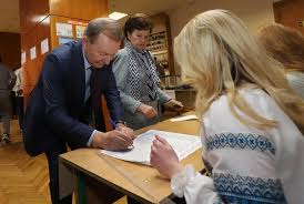 Cựu Tổng thống Ukraine đi bầu cử và nêu đòi hỏi chính đối với tổng thống tương lai