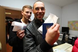 Người Ukraine sống tại Nga đi bỏ phiếu bầu tổng thống Ukaine như thế nào?