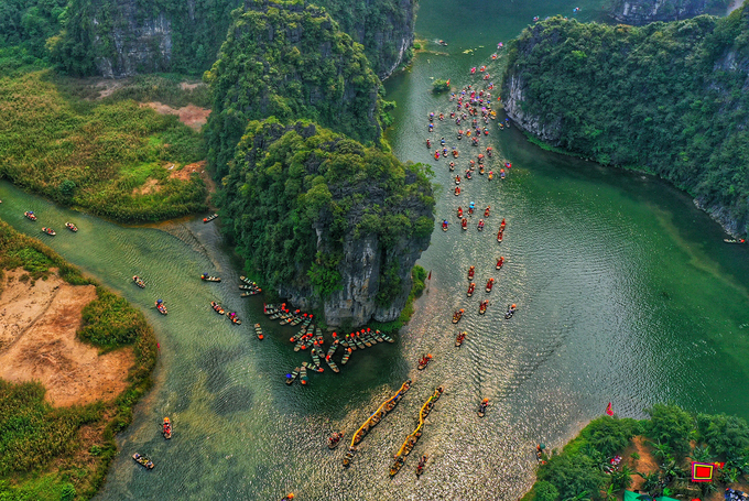 Hàng trăm chiếc thuyền rước rồng trên sông Tràng An