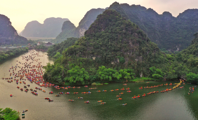 Hàng trăm chiếc thuyền rước rồng trên sông Tràng An