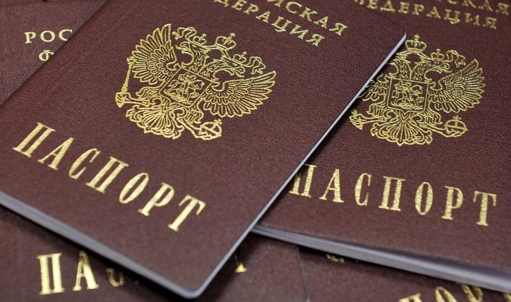 Putin nghĩ ra cách giải thích về cấp hộ chiếu Nga cho người dân vùng Donbass