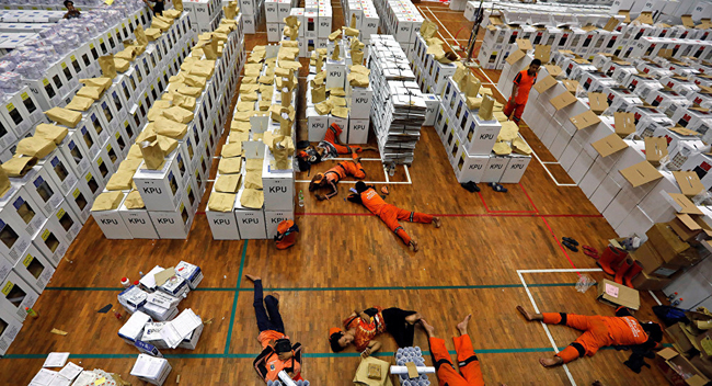 Hàng chục nhân viên bầu cử Indonesia tử vong vì kiệt sức