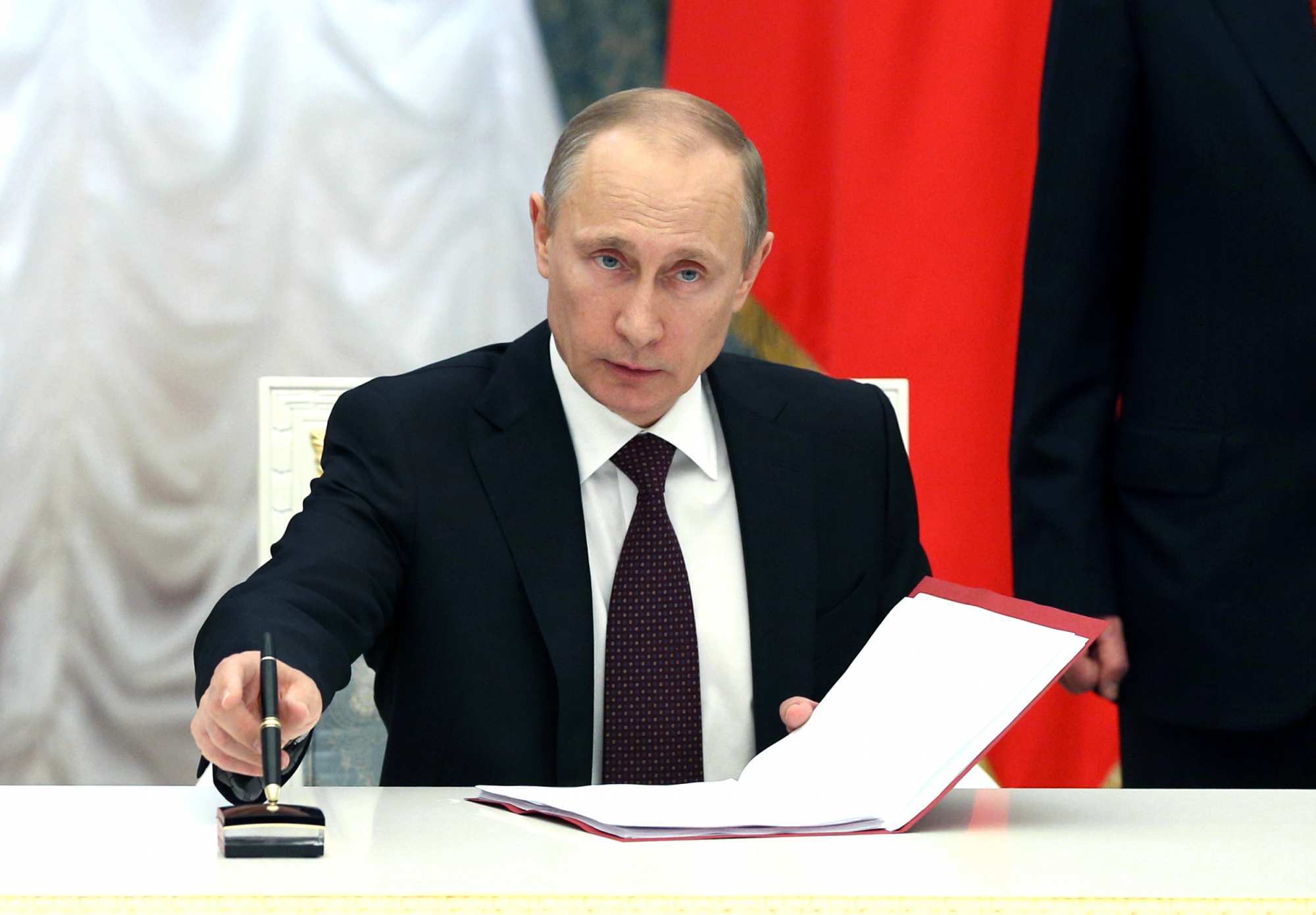 Đội ngũ của Zelinski tuyên bố về việc Putin ký sắc lệnh cấp hộ chiếu Nga cho người dân DHP và LHP
