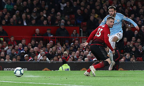 Hạ Man Utd, Man City tái chiếm đỉnh bảng
