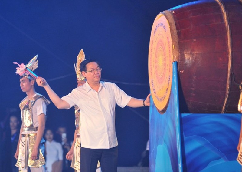 Phó Thủ tướng Vương Đình Huệ đánh trống khai hội du lịch Cửa Lò 2019