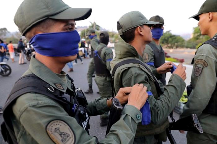 Đường phố thủ đô Venezuela như chiến trường sau tuyên bố đảo chính