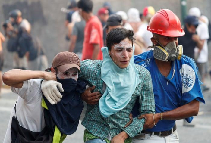 Đường phố thủ đô Venezuela như chiến trường sau tuyên bố đảo chính