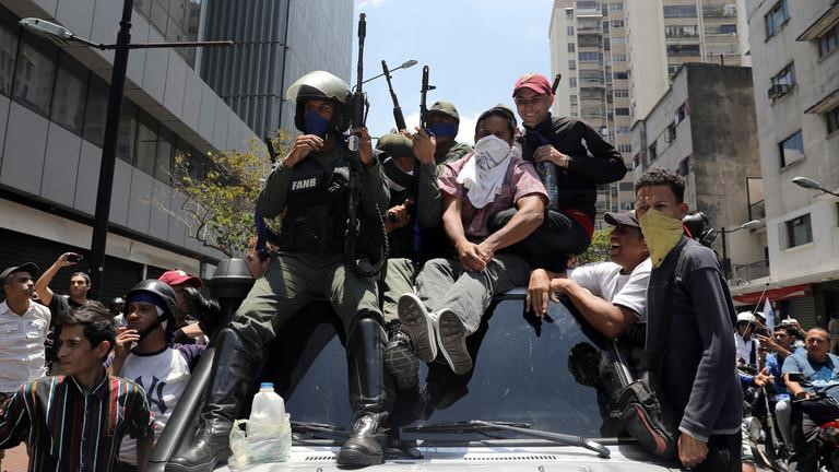 Đường phố thủ đô Venezuela như chiến trường sau tuyên bố đảo chính