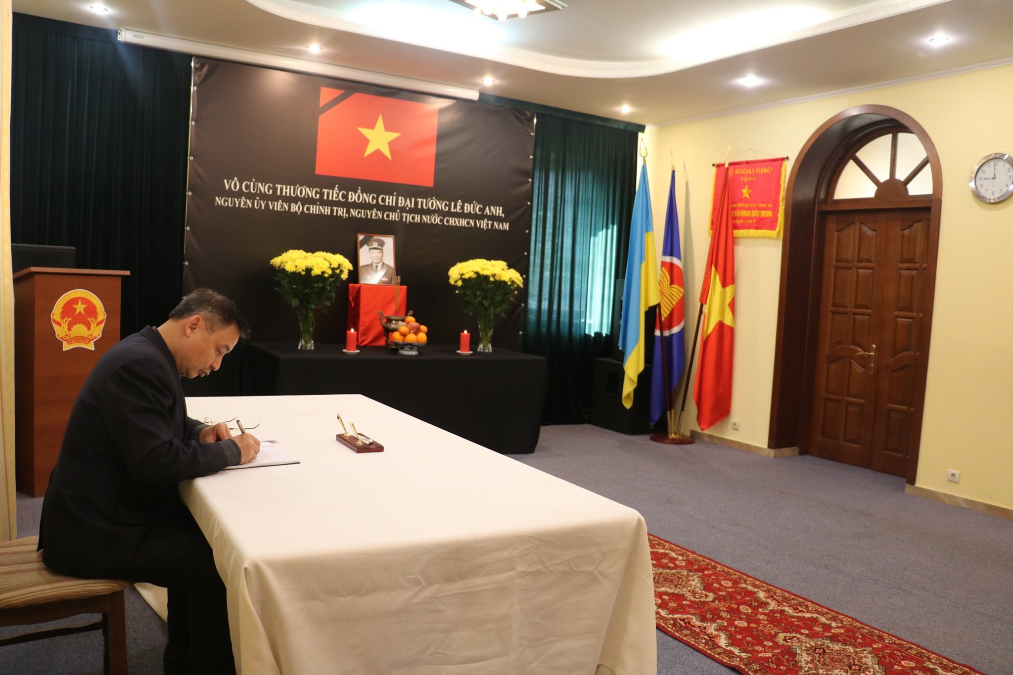 Đại sứ quán Việt Nam tại Ucraina mở sổ tang và tổ chức viếng đ/c Đại Tướng Lê Đức Anh