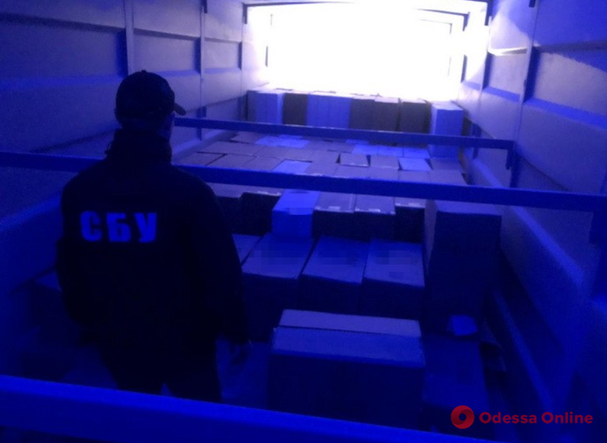 Bắt xe tải chở thuốc lá lậu trên quốc lộ Odessa - Kiev với trị giá hơn 3 triệu gr
