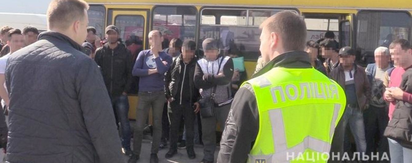Chiến dịch Migrant: Phát hiện 49 công dân nước ngoài bất hợp pháp tại chợ Troiesina Kiev