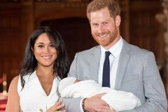 Vợ chồng Hoàng tử Harry công khai hình ảnh đầu tiên về con trai đầu lòng