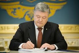 Tổng thống Poroshenko ký sắc lệnh phong tặng danh hiệu anh hùng Ukraine cho Giám đốc Ủy ban an ninh quốc gia