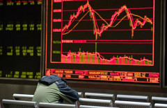 Chứng khoán toàn cầu 'bốc hơi' 2.000 tỷ USD sau khi ông Trump áp thuế Trung Quốc