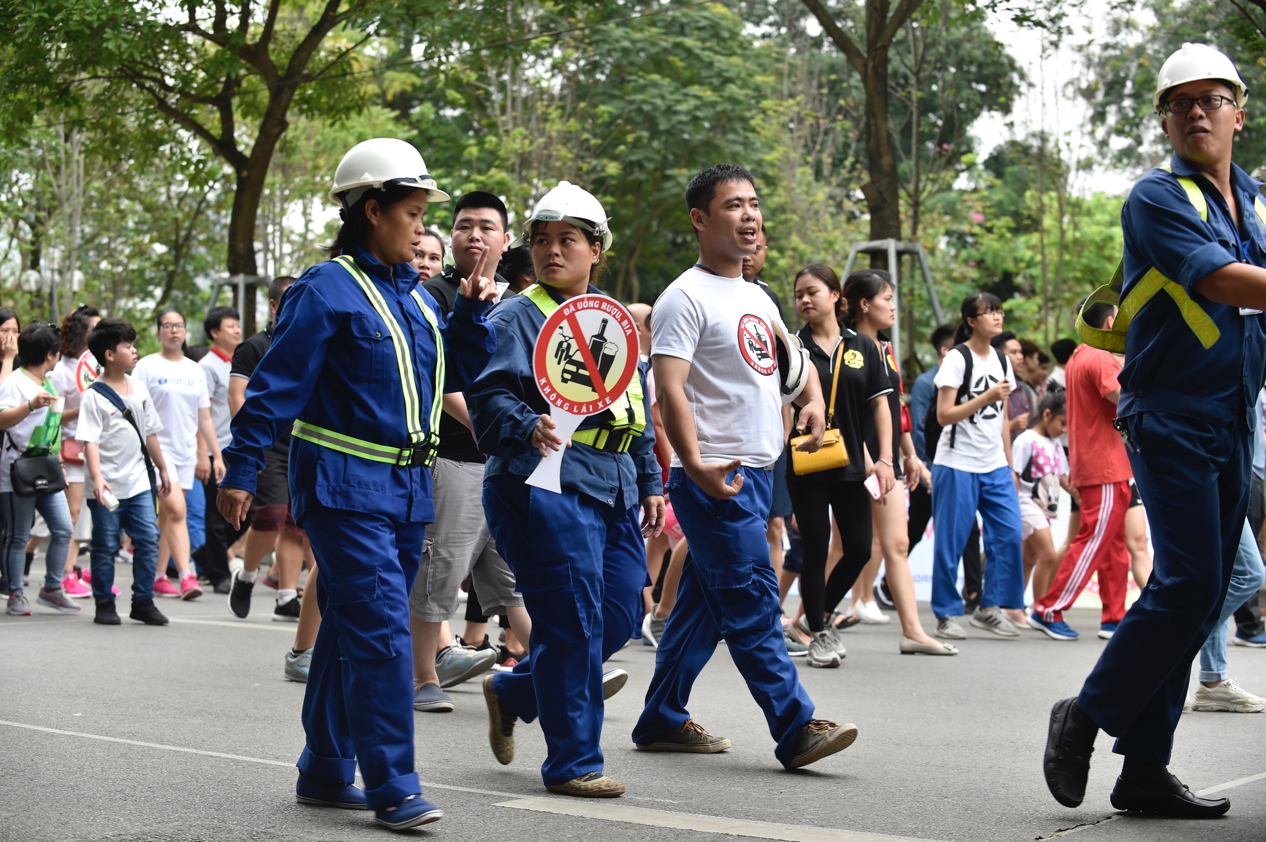 Người dân Thủ đô xuống đường kêu gọi: ‘Đã uống rượu bia - Không lái xe’