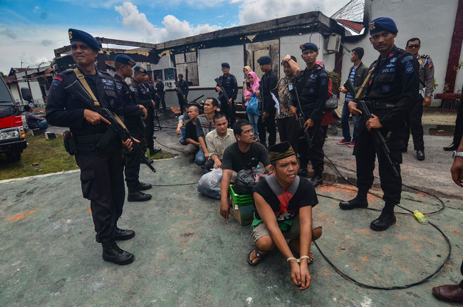 Hơn 100 tù nhân vượt ngục, đốt phá nhà tù tại Indonesia