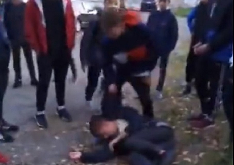 Kiev: Băng đảng tội phạm trẻ tuổi hung dữ tấn công người đi đường giữa ban ngày