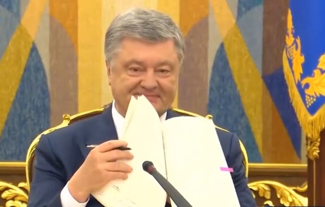 Tổng thống Poroshenko ký luật về ngôn ngữ
