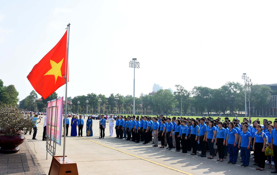 Tháng Năm về bên Bác