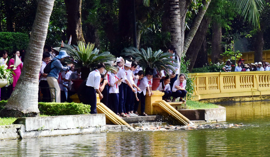 Tháng Năm về bên Bác