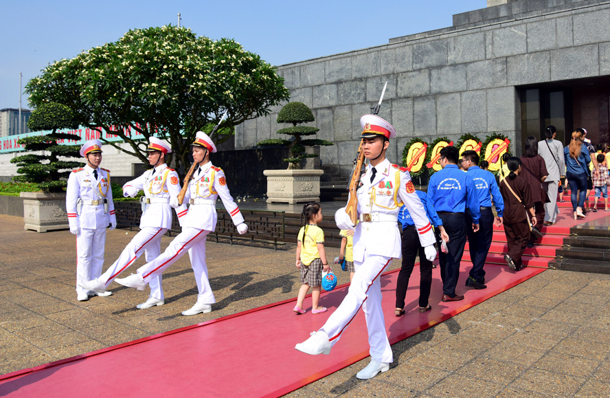 Tháng Năm về bên Bác