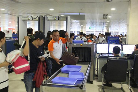 Nam hành khách trộm ví tiền ngay cửa soi chiếu sân bay Tân Sơn Nhất