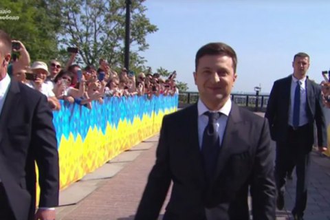Tổng thống Ukraine Zelinski kê khai thu nhập gần 10 triệu gr trong năm 2018