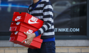 Nike, Adidas kêu gọi Trump không tăng thuế với giày dép từ Trung Quốc
